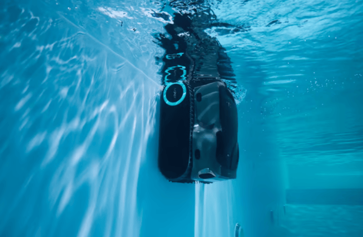Робот-пылесос Aiper Scuba X1 Pro Max чистит дно бассейна